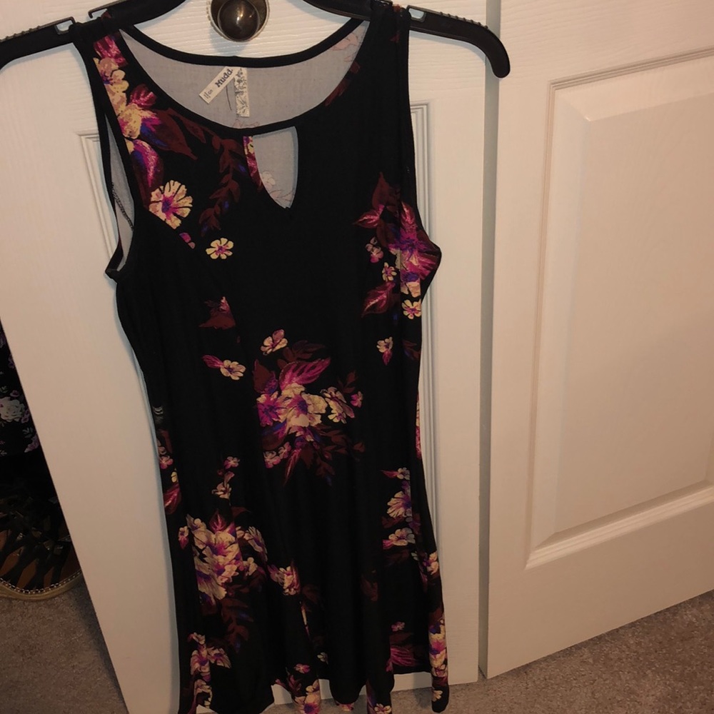 BEAUTIFUL FLOWERY DRESS